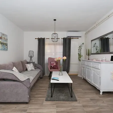 Fraj With Jacuzzi Apartment *