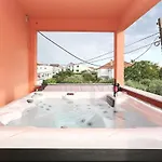 Fraj With Jacuzzi Apartment