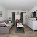Fraj With Jacuzzi Apartamento *