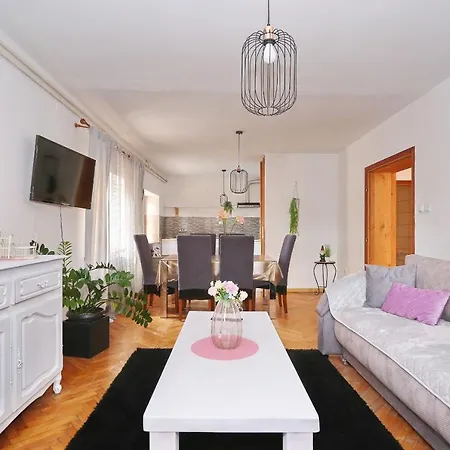Fraj With Jacuzzi Apartment