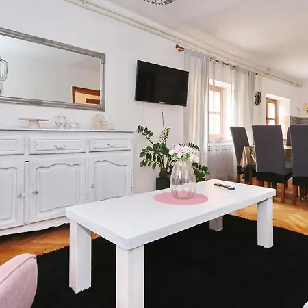 Fraj With Jacuzzi 扎达尔