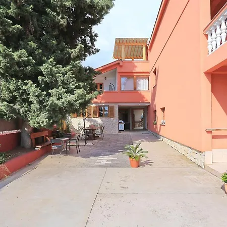 Fraj With Jacuzzi Apartment