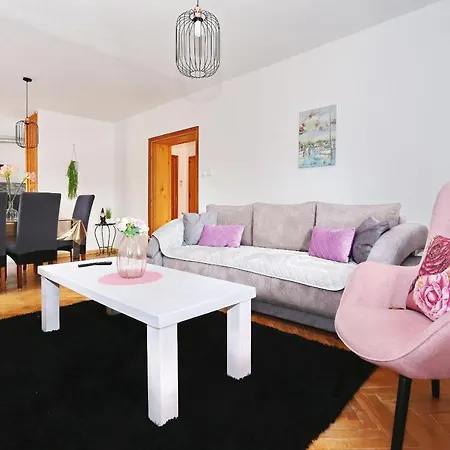 Apartment Fraj With Jacuzzi