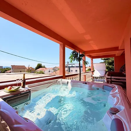 Fraj With Jacuzzi דירה *