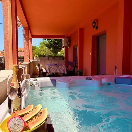 Fraj With Jacuzzi דירה זאדאר